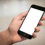 mão de pessoa segurando celular ilustrando a postagem sobre o celular samsung a35 sma356e