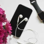 celular ao lado de fone de ouvido e relógio ilustrando o modelo de celular a53 128 GB