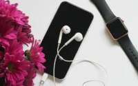 celular ao lado de fone de ouvido e relógio ilustrando o modelo de celular a53 128 GB