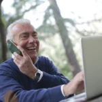 imagem de homem usando celular ilustrando o smartphone samsung galaxy A55