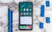 celular samsung em cima de bancada ao lado de lápis e peças de lego ilustrando o assunto de melhor celular samsung de 2025