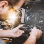 homem fazendo a manutenção de um computador