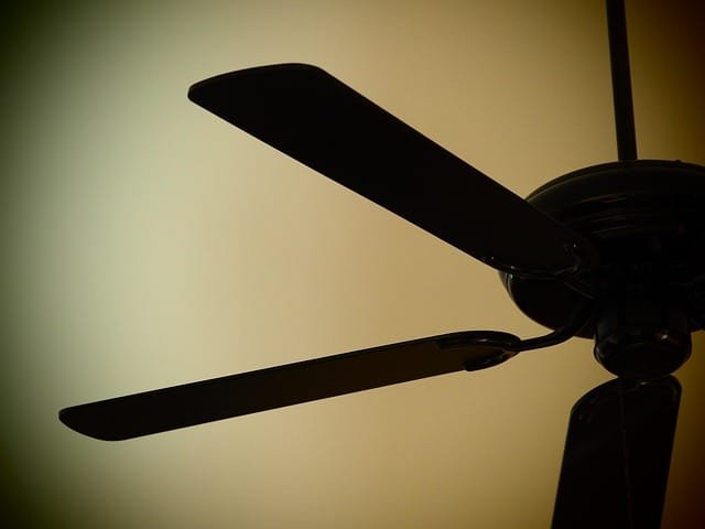 ventilador de teto em quarto escuro