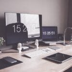 computador completo em cima de uma escrivaninha ilustrando o assunto de como montar PC